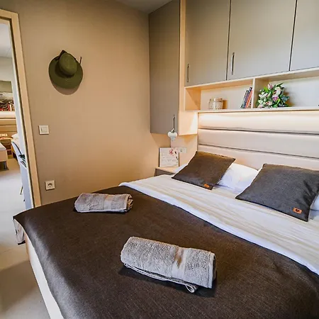 Three Bedroom Mobile 別荘